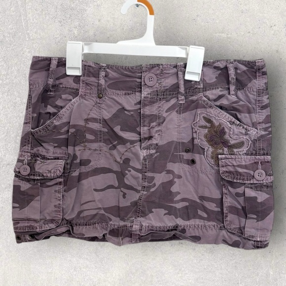 Old Navy Dresses & Skirts - Y2K old navy ultra low waist camo cargo mini skirt